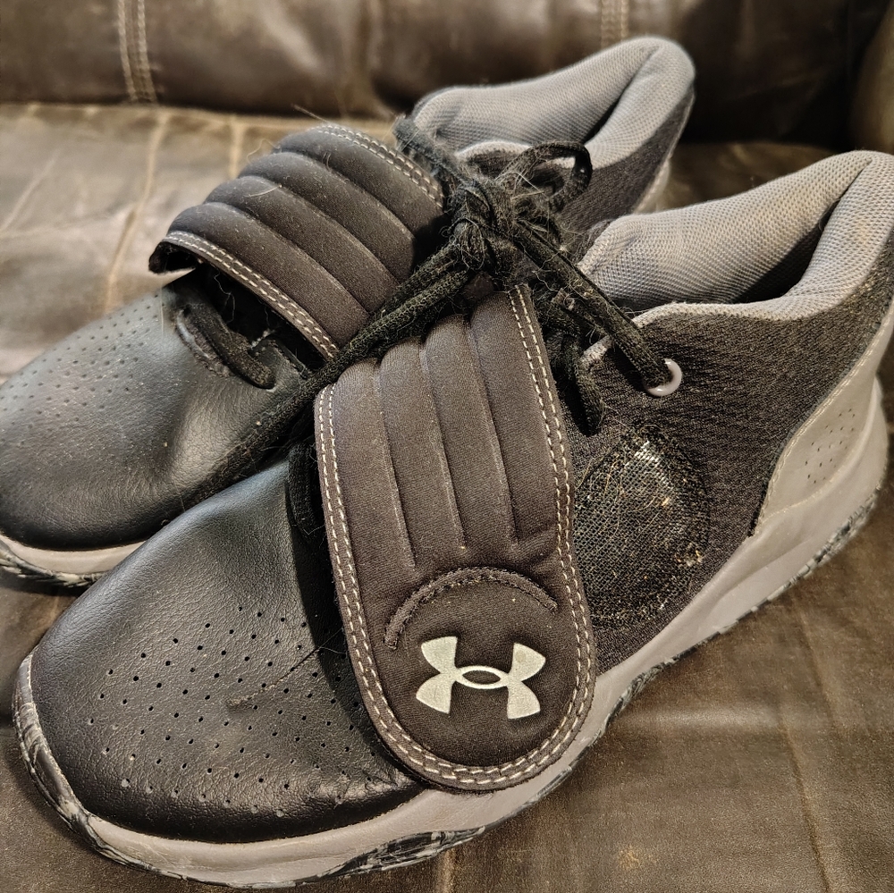 Under Armour Boys Size 4.5Y Zone BB 3024262-002 Black Basketball Shoes Sneakers